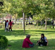 Konya'da aşırı sıcaktan bunalanlar park ve bahçelerde serinledi