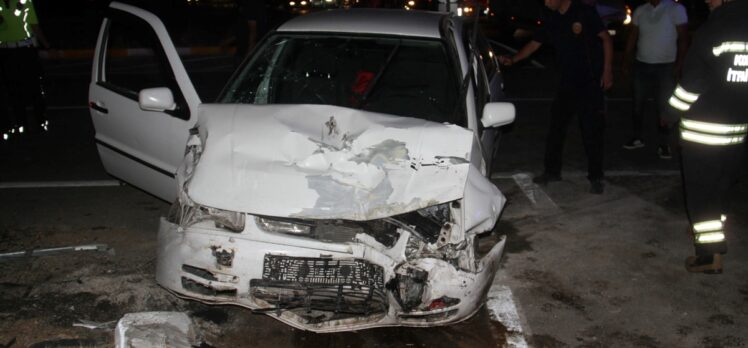 Konya'da iki otomobil çarpıştı, 4 kişi yaralandı