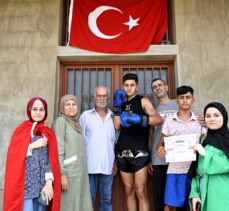 MULTİMEDYALI – Lübnanlı Türkmen sporcu Beyrut’ta kazandığı muaythai turnuvasını Türk bayrağı açarak kutladı