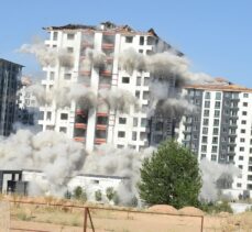 Malatya'da ağır hasarlı 12 katlı bina patlayıcı yardımıyla yıkıldı