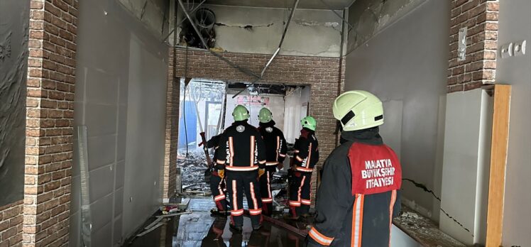 Malatya'da ağır hasarlı evde çıkan yangın söndürüldü