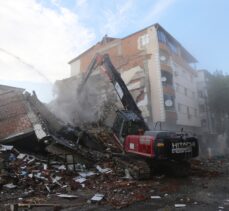 Malatya'da depremde ağır hasar alan binaların yıkımı sürüyor