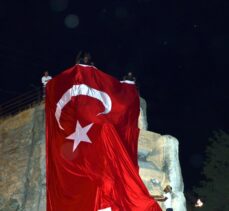 Muş'ta Malazgirt Zaferi'nin 952. yıl dönümü nedeniyle meşale yakıldı, Türk bayrağı açıldı