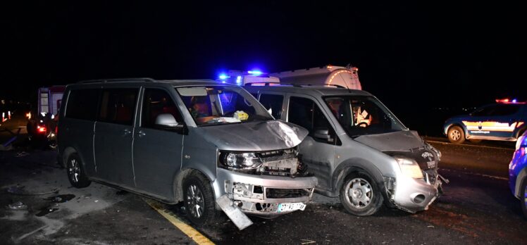 Şanlıurfa'da 3 aracın karıştığı kazada 3 kişi öldü, 11 kişi yaralandı