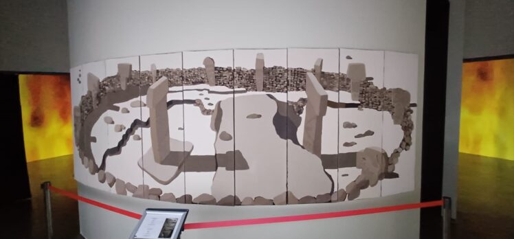 Şanlıurfalı öğrencilerin atık kumaştan yaptığı Göbeklitepe tablosu sergilenmeye başlandı