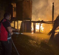 Sinop'ta ahşap ev yanarak kullanılamaz hale geldi