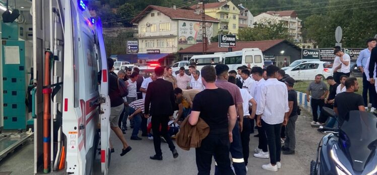 Sinop'ta düğün konvoyundaki kamyonetten düşen davulcu yaralandı