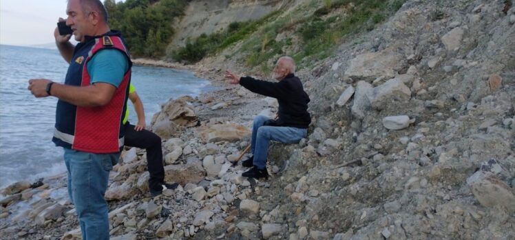 Sinop'ta engebeli sahilde mahsur kalan 88 yaşındaki kişi kurtarıldı