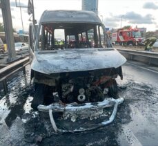Şişli'de seyir halindeyken alev alan servis minibüsü yandı