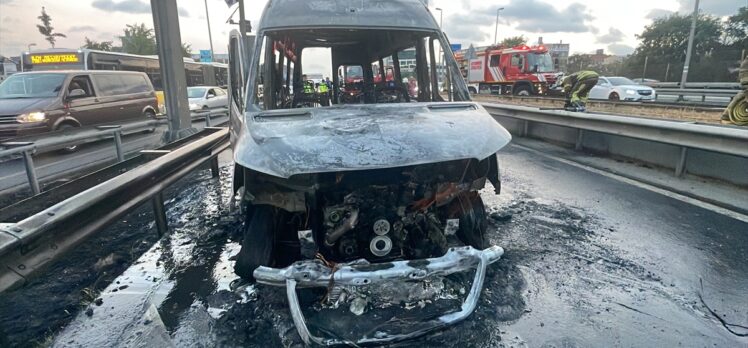 Şişli'de seyir halindeyken alev alan servis minibüsü yandı