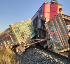 Sivas'ta tren hemzemin geçitte traktöre çarptı, 1 kişi yaralandı