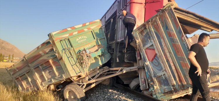 Sivas'ta tren hemzemin geçitte traktöre çarptı, 1 kişi yaralandı