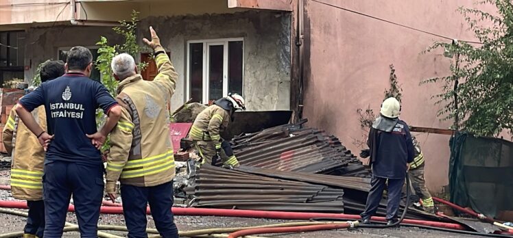 Sultanbeyli'de binanın çatısında çıkan yangın söndürüldü