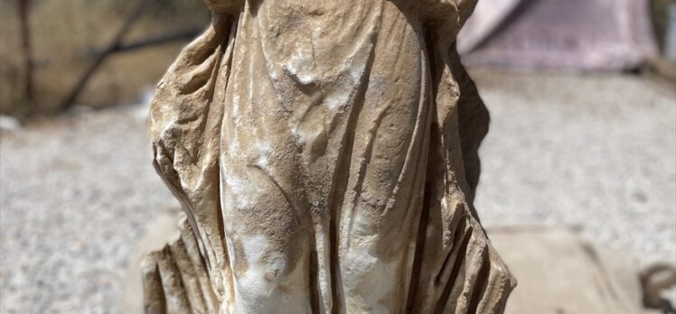 Syedra Antik Kenti'nde 1800 yıllık ikinci “zafer tanrıçası” heykeli bulundu