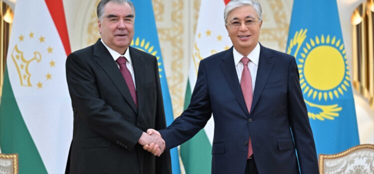 Tacikistan Cumhurbaşkanı Rahman ikili ilişkileri ilerletmek için Kazakistan'ı ziyaret ediyor