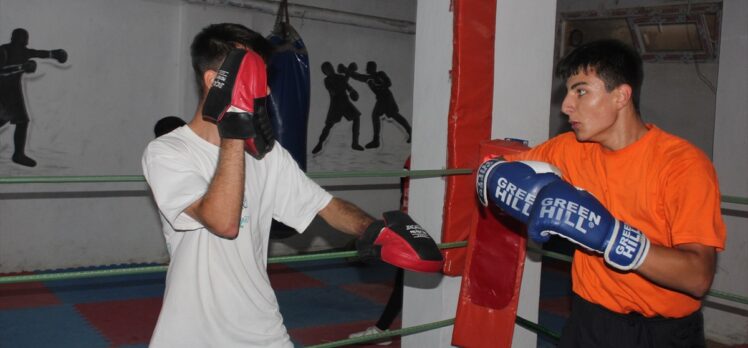 Tavsiye üzerine başladığı boksta 14 yaşında Türkiye şampiyonu oldu
