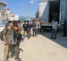 Tokat'ta kamyonet kasasında 50 düzensiz göçmen yakalandı