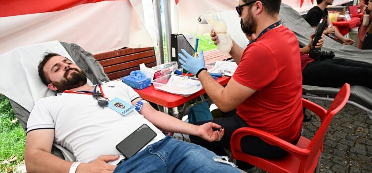 Trabzonspor taraftarı gençlerden İstanbul'da Kızılay'a kan bağışı etkinliği