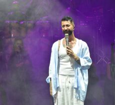 Trafik kazası geçiren şarkıcı Tan Taşçı, Antalya'da konser verdi
