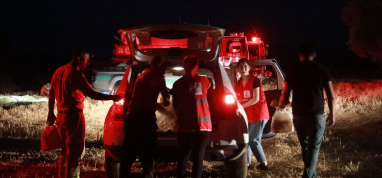 Türk Kızılay, Çanakkale'deki yangın ekipleri ile vatandaşlara yemek ve su dağıttı