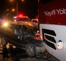 Uşak'ta kaza yaptıktan sonra duran yolcu otobüsüne çarpan otomobilin sürücüsü öldü