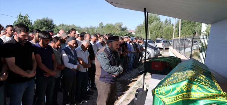 Yozgat'taki otobüs kazasında ölenlerden 3'ünün cenazesi Sivas'ta toprağa verildi