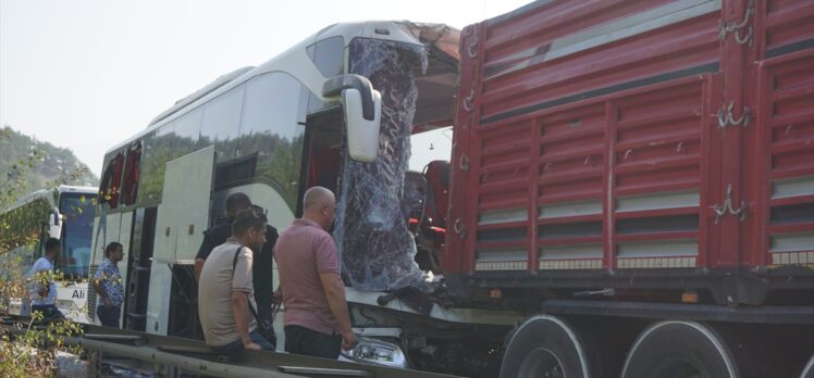 Adana'da yolcu otobüsü tırla çarpıştı, 2 kişi öldü, 12 kişi yaralandı