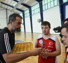 AK Parti Ankara İl Başkanı Özcan'dan Down Sendromlu Basketbol Milli Takımı'na ziyaret: