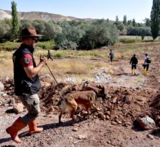 Aksaray'daki selde kaybolan bebek için arama kurtarma çalışmalarına köpekler de dahil edildi