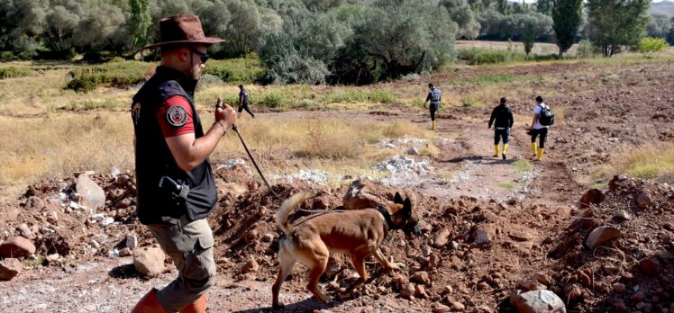 Aksaray'daki selde kaybolan bebek için arama kurtarma çalışmalarına köpekler de dahil edildi