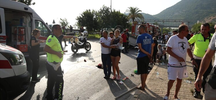 GÜNCELLEME – Alanya'da 3 aracın karıştığı kazada 1 turist öldü, 10 kişi yaralandı