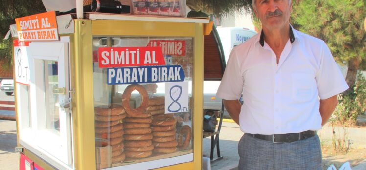 Amasya'da simitçi “Simidini al, paranı bırak” notuyla ürünlerini satışa sunuyor