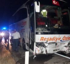 Amasya'da yolcu otobüsü ile otomobilin çarpıştığı kazada 2 kişi öldü
