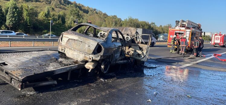 Anadolu Otoyolu'nda tıra çarptıktan sonra yanan çekicinin şoförü öldü