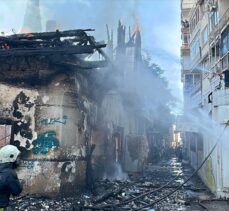 Antalya'da çıkan yangında iki metruk bina, müstakil ev ve apartman zarar gördü
