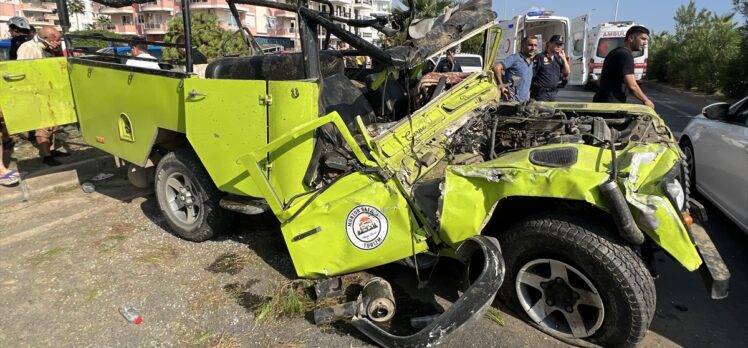 Antalya'da safari aracı ile otomobilin çarpıştığı kazada 2 turist öldü, 17 kişi yaralandı