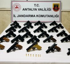 Antalya'da silah ticareti yaptıkları iddiasıyla gözaltına alınan 3 kişi tutuklandı