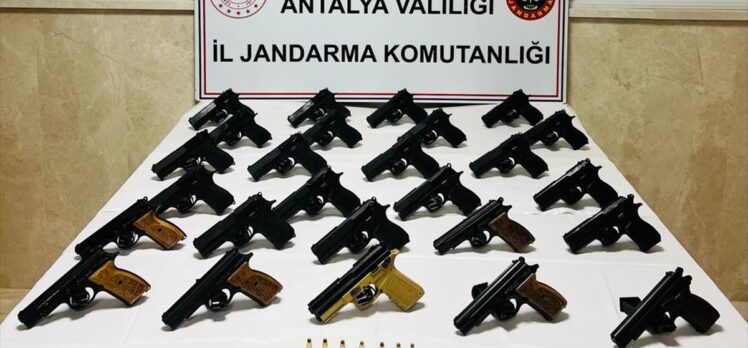 Antalya'da silah ticareti yaptıkları iddiasıyla gözaltına alınan 3 kişi tutuklandı