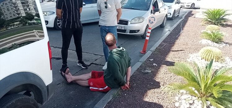 Antalya'da trafikte tartıştığı iki kişiyi bıçakla yaralayan şüpheli gözaltına alındı