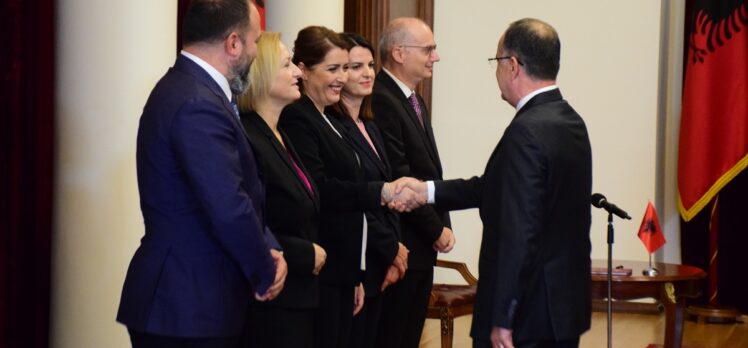 Arnavutluk’ta yeni bakanlar yemin ederek görevlerine başladı