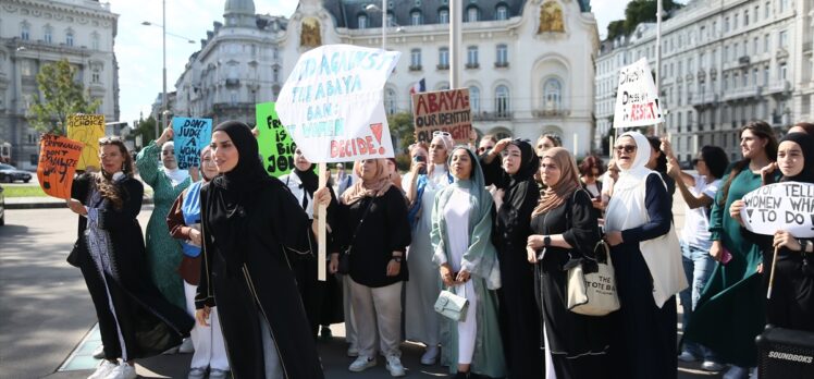 Avusturya'da, Fransa'daki okullarda uygulanan abaya yasağı karşıtı gösteri düzenlendi