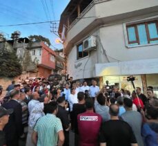 Bakan Özhaseki, Hatay'da mahalle ziyaretinde bulundu