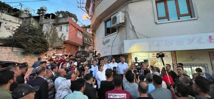 Bakan Özhaseki, Hatay'da mahalle ziyaretinde bulundu