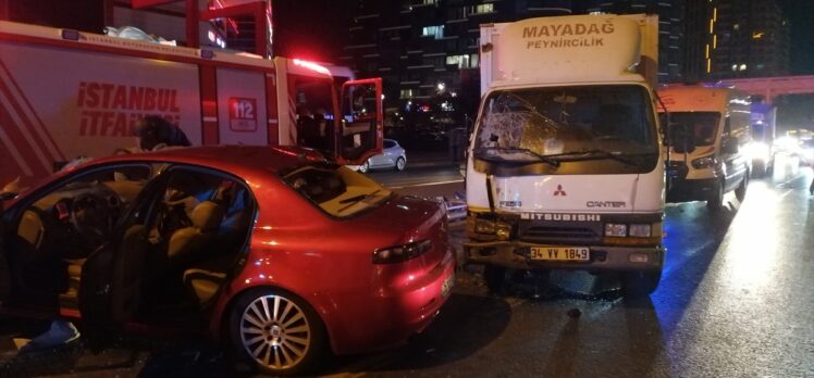 Bakırköy'de otomobil ile kamyonetin çarpışması sonucu 1 kişi yaralandı