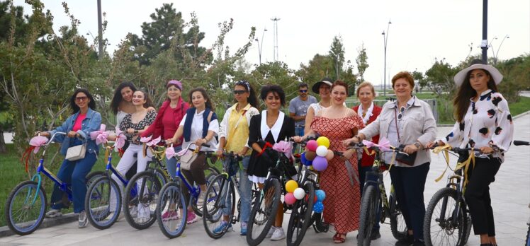 Bakü'de “Süslü Kadınlar Bisiklet Turu” düzenlendi