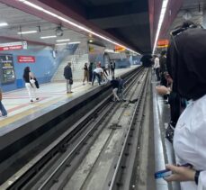 Başkentte metro raylarına düşen kadın vatandaşlarca kurtarıldı