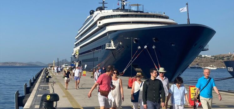 Bodrum'a lüks yolcu gemisi “Evrima” ile 277 turist geldi