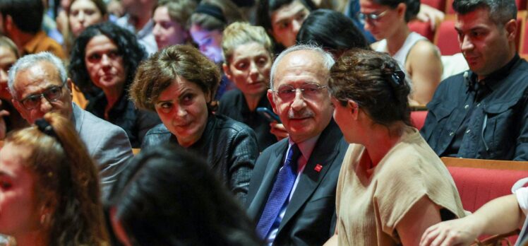 CHP Genel Başkanı Kılıçdaroğlu, İstanbul'da tiyatro oyunu izledi
