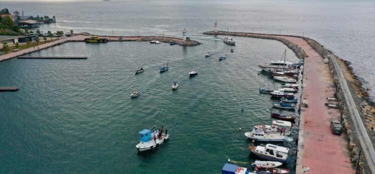 Darıca'da konvoy halinde denize açılan balıkçılar yeni sezondan umutlu
