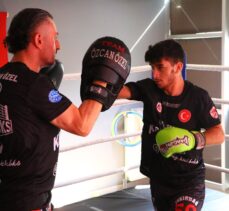 Dünya ikincisi kick boksçu Mehmet Efe gözünü şampiyonluğa dikti: